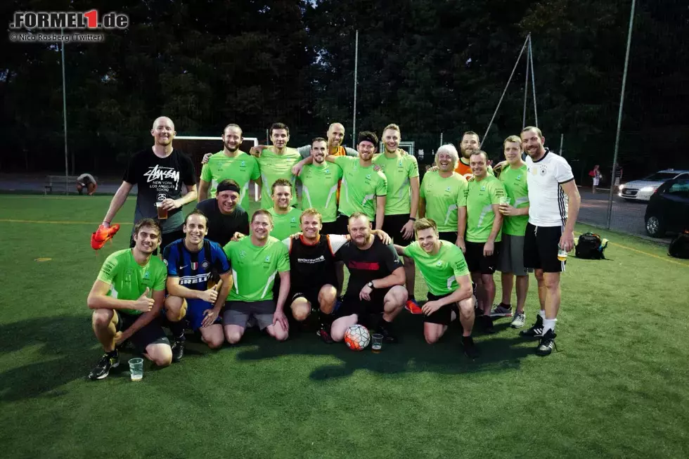 Foto zur News: Zur Vorbereitung auf das Rennwochenende geht&#039;s auf den Fußballplatz mit der Mercedes-Boxencrew. Dass die bei Rosberg langsamer arbeitet als bei Lewis Hamilton, macht im Rennen zum Glück keinen Unterschied.