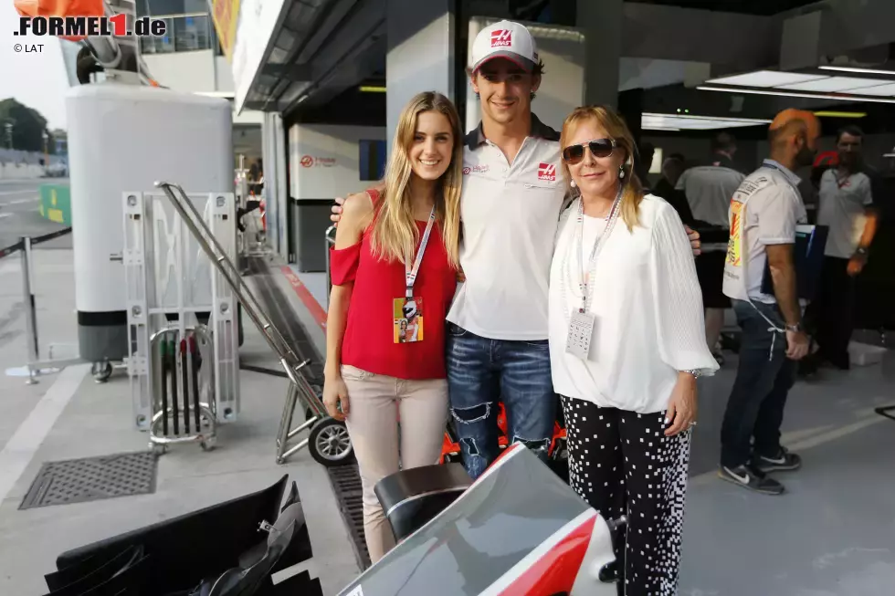 Foto zur News: Das Daumendrücken von Schwester und Mama hilft: Esteban Gutierrez schafft im Qualifying sensationell den Sprung in die Top 10, schmeißt im Rennen aber die Nerven weg. Wenn die Familie zum Trösten da ist, lässt sich der Schmerz immerhin etwas leichter ertragen.