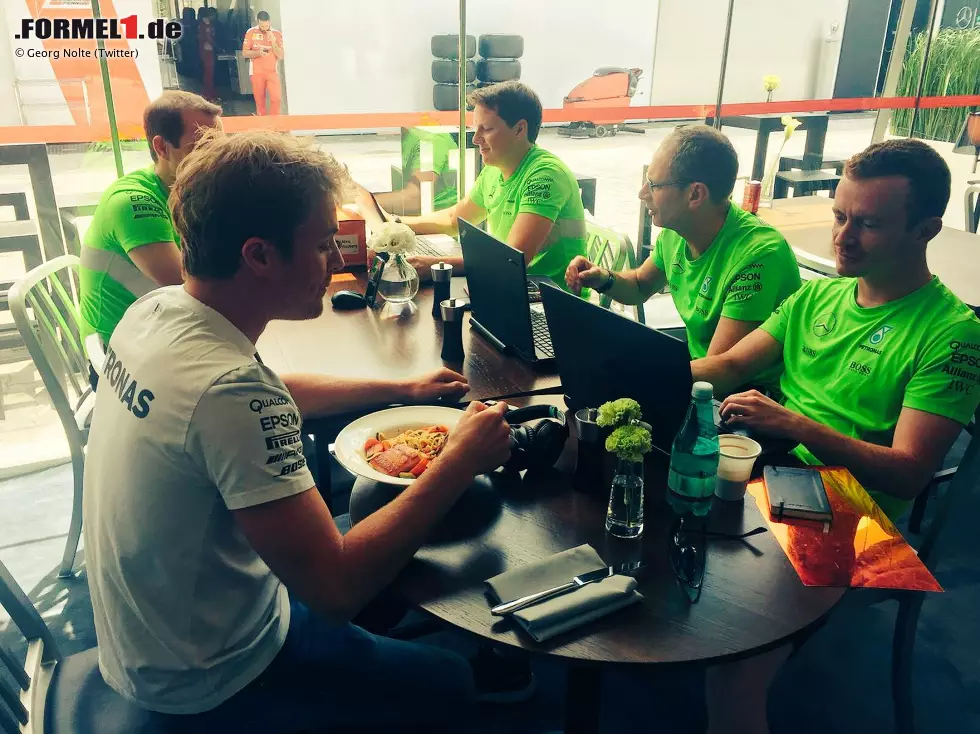 Foto zur News: Ansonsten gibt sich Nico Rosberg ganz bodenständig und arbeitsam: Selbst beim Mittagessen (Pasta mit Lachs und gedünstetem Gemüse) nutzt er jede freie Minute, um mit seinen Ingenieuren zu bequatschen, wie er seinen Silberpfeil noch schneller machen kann.