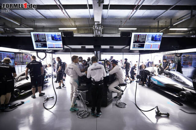 Foto zur News: Auf der Rennstrecke meint es China nicht gut mit ihm: Rückversetzung um fünf Startpositionen wegen Getriebewechsel, letzter Startplatz wegen Hybrid-Defekt im Qualifying, siebter Platz im Rennen. Im Mercedes-internen Stallduell gewinnt Rosberg nach sechs Siegen in Serie Oberwasser, ...