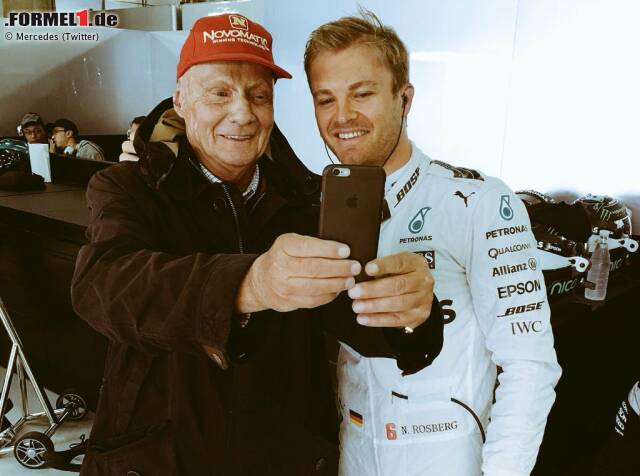 Foto zur News: Apropos Selfie: Niki Lauda greift neuerdings selbst zum Smartphone, obwohl BlackBerry längst kein Mercedes-Sponsor mehr ist. Also darf es auch ein iPhone sein. "Selfie-Chairman" nennt Rosbergs Medienberater Georg Nolte den Aufsichtsratsvorsitzenden des Mercedes-Teams.