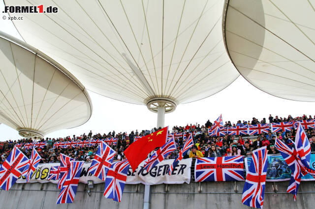 Foto zur News: Die meisten Fans hat trotzdem weiterhin Hamilton, in Schanghai fast noch mehr als anderswo auf der Welt. 140.000 Chinesen kommen an den drei Tagen - das Formel-1-Interesse zieht kontinuierlich an in der Volksrepublik. Zum Einordnen: Hockenheim schafft am Rennsonntag keine 60.000 mehr.