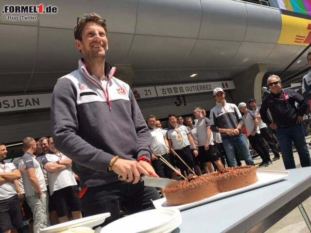 Foto zur News: Am Sonntagmorgen schneidet Romain Grosjean die Torte zu seinem 30. Geburtstag an. Ausgerechnet in Schanghai schreibt er aber die erste Null seiner Saison 2016 an. Der Haas-Teamleader ärgert sich über die Kollision in der ersten Kurve: "Dummer Ericsson!"