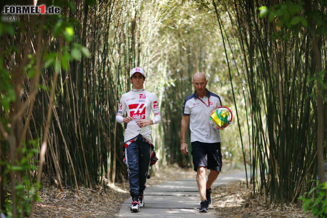 Foto zur News: Durch den Bambuswald zum Rennen, das gibt's nur in Schanghai. Esteban Gutierrez schüttelt zum ersten Mal in dieser Saison sein Pech weitgehend (bis auf die brennenden Bremsen im Training) ab, hat aber trotzdem keine echte Chance auf WM-Punkte.