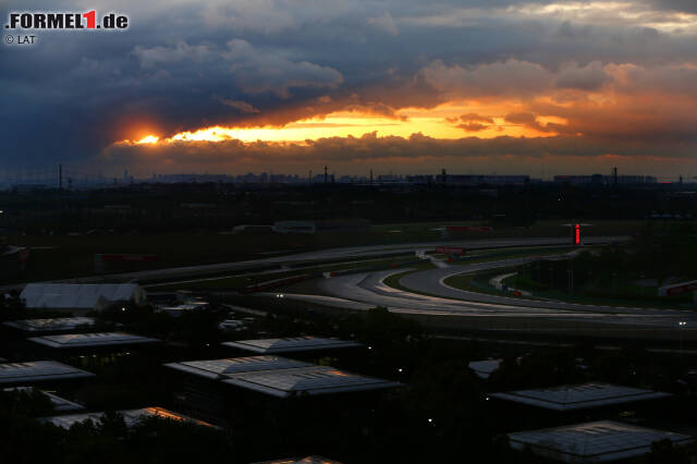 Foto zur News: Wussten Sie eigentlich, dass Hermann Tilke den Styropormarkt für ein ganzes Jahr leergekauft hat, um den Shanghai International Circuit bauen zu können? Damit musste das Fundament gesichert werden, weil die Rennstrecke ansonsten in der Sumpflandschaft versunken wäre.