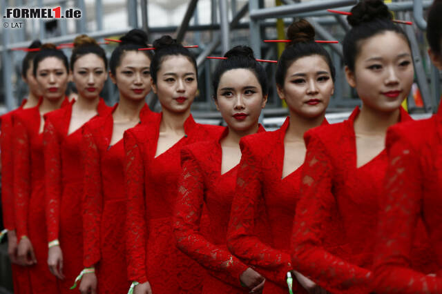 Foto zur News: Mit dem schönsten Motiv beenden wir unsere Backstage-Tour durch das Schanghai-Wochenende: Selbst die Gridgirls posieren stilsicher im China-Look. Da verkraften die Herren Medienvertreter dann auch leichter, wenn die Sache mit dem Internet in der Volksrepublik noch nicht ganz so gut funktioniert wie anderswo...