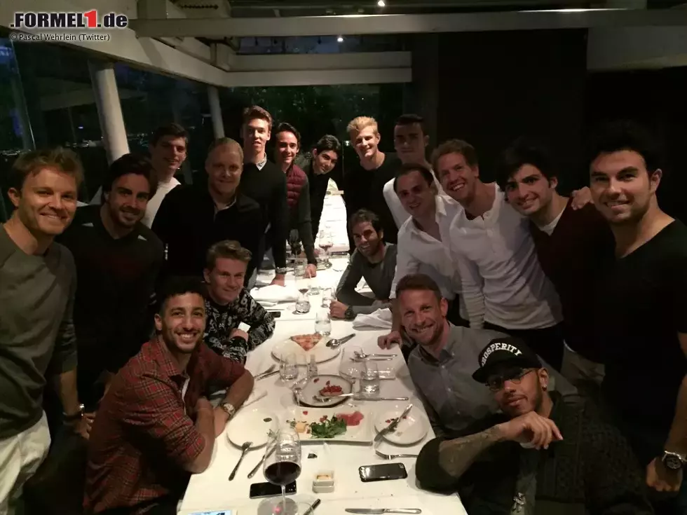 Foto zur News: Bereits vor dem Wochenende sorgen die Fahrer für Schlagzeilen. Beim ersten GPDA-Dinner seit Jahren fehlen Kimi Räikkönen, Romain Grosjean, Rio Haryanto und die Renault-Piloten. Streit gibt&#039;s nur darüber, wer die Rechnung zahlen soll. Hamilton bietet an, das zu übernehmen, Rosberg lehnt ab. Am Ende zückt jeder seine eigene Kreditkarte.