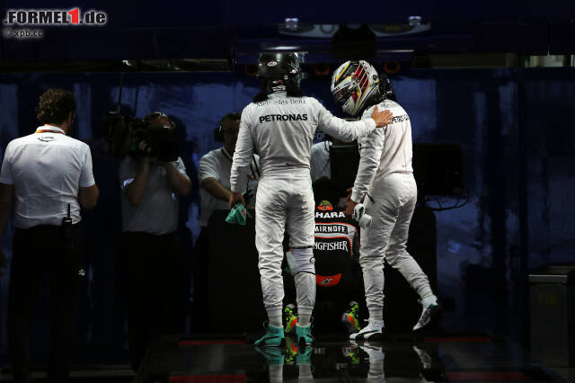 Foto zur News: Ein Bild sagt mehr als 1.000 Worte: Polesetter Rosberg klopft dem unterlegenen Hamilton auf die Schulter - fast so, als wolle er ihn trösten. "Hamilton wirkt geknickt", fällt auch Experte Marc Surer auf. Was 13 Tausendstelsekunden für einen Unterschied machen können...