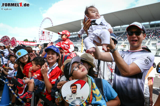 Foto zur News: Früh übt sich: Kein anderes Publikum ist so verrückt wie das japanische, und das obwohl es keinen japanischen Fahrer gibt und Honda seit dem Comeback brutal hinterherfährt. Aber in Japan werden schon die Kids zur Formel 1 mitgebracht, und der Strampelanzug ist natürlich ein Rennoverall. Da ist das Ergebnis dann Nebensache.