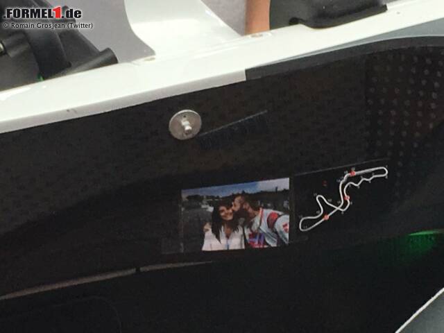 Foto zur News: Motivation mal anders: Die Haas-Mechaniker kleben Romain Grosjean ein Foto ins Cockpit, auf dem einer der ihren seine Ehefrau Marion küsst. Die ungewöhnliche Methode verfehlt ihre Wirkung nicht: Zum ersten Mal seit Bahrain am 2. April fährt der Franzose wieder in die Top 10 der Startaufstellung!