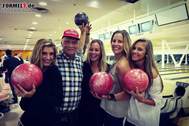 Foto zur News: Wenn seine Birgit das sehen würde! Im fernen Japan lässt es sich Niki Lauda beim Mercedes-Bowlingabend gut gehen. Hauptsache blond, Hauptsache hübsch. Ob die Damen auch beim Heimflug mit an Bord dürfen, auf dem der WM-Titel gefeiert wird, entzieht sich unserer Kenntnis. Ganz egal: Käpt'n Lauda trinkt eh kein Bier, wenn er fliegt, ...