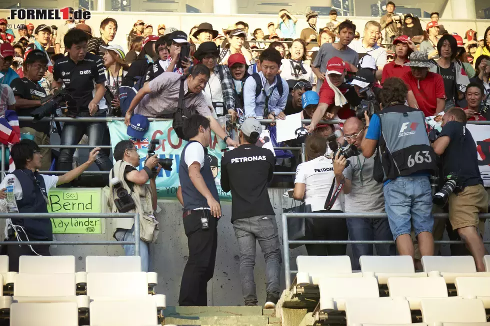 Foto zur News: Man kann über Hamilton und seine Snapchat-Eskapaden denken, was man will, aber den direkten Kontakt zu den Fans, den sucht er immer noch vorbildlich. In Suzuka verlässt er als einer der wenigen Fahrer den Kokon des Paddocks beziehungsweise der Boxengasse, um den Fans auf der Haupttribüne persönlich Hallo sagen zu können.