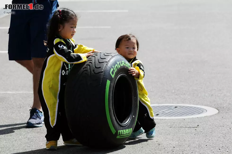 Foto zur News: &quot;Lass uns abhauen. Uns sieht eh gerade keiner!&quot; Diese beiden Kids haben früh durchschaut, dass für Formel-1-Memorabilia auf eBay ein Vermögen gezahlt wird. Dass sie später einmal ihre eigenen Kinder nach Suzuka mitbringen werden, versteht sich von selbst. Einmal geimpft, lässt einen die Formel 1 nicht mehr los.