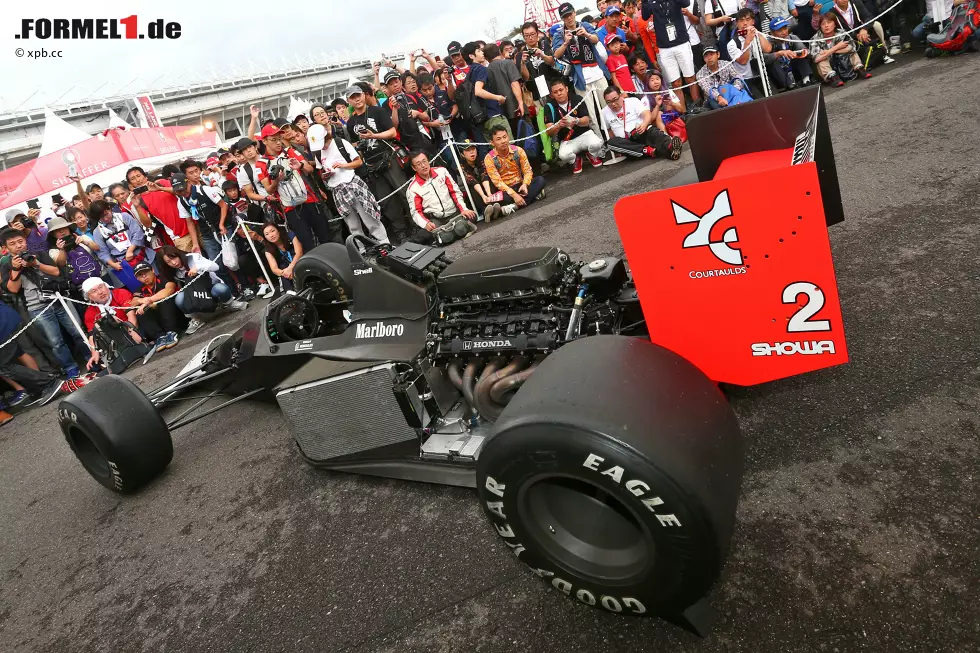 Foto zur News: Was Ferrari in Italien, das ist Honda in Japan. Besonders die goldenen McLaren-Honda-Jahre mit Ayrton Senna am Steuer werden heute noch vergöttert. Auch wenn in Suzuka diesmal ein Chassis ausgestellt ist, in dem 1989 Alain Prost gesessen ist. Den haben die Japaner ein bisschen weniger geliebt.