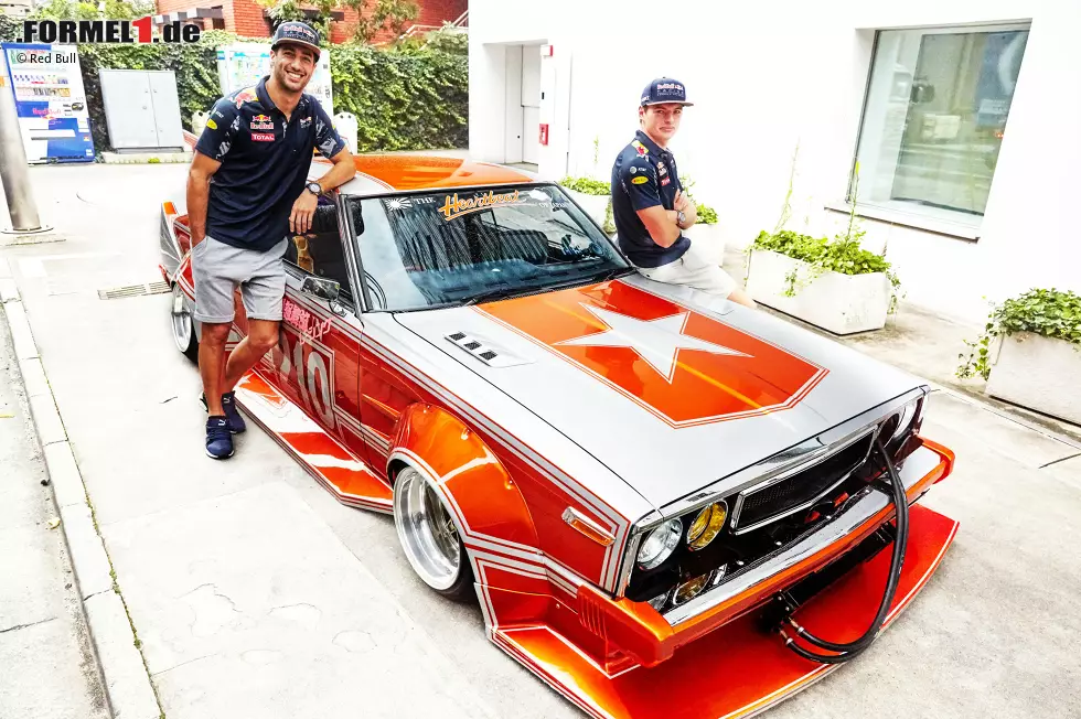 Foto zur News: Bei ihrem Besuch bei Red Bull Japan in Tokio werden Daniel Ricciardo und Max Verstappen, frisch nach ihrem Doppelsieg in Malaysia, mit diesem Low-Rider, dem sogenannten &quot;Kaido Racer&quot; von Eigentümer Souki, überrascht. Bevor es mit dem Bullet-Train zurück nach Suzuka geht, machen die beiden eine Spritztour durch Shibuya.