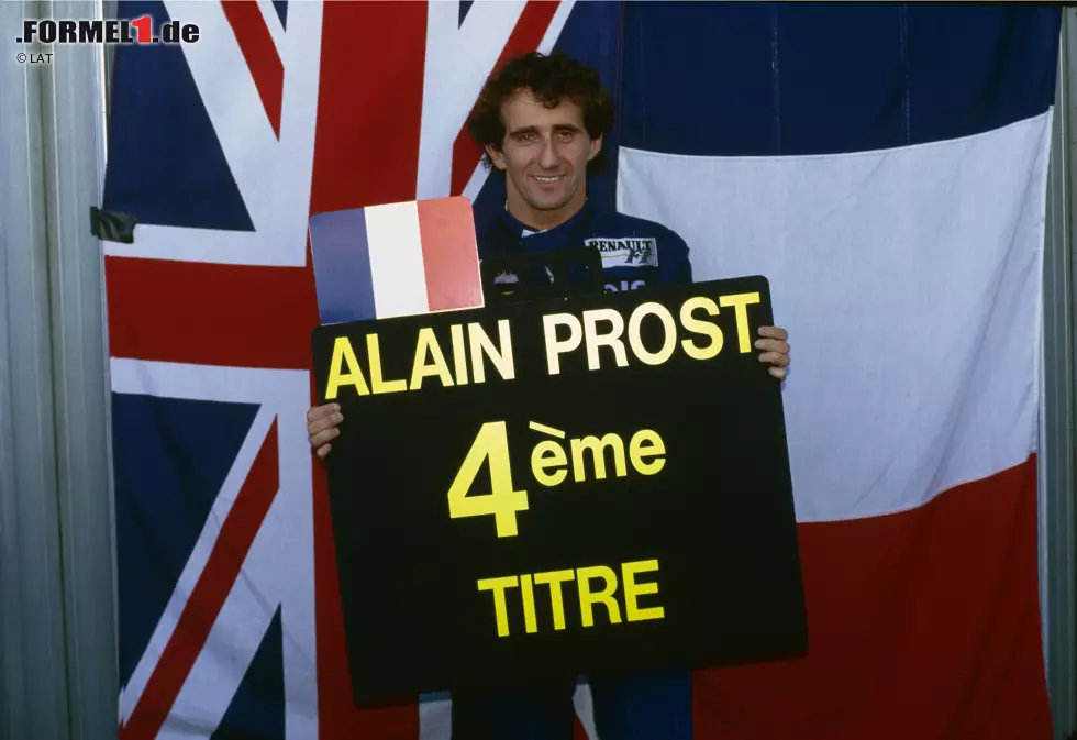 Foto zur News: Alain Prost kommt gerade erst von einer Auszeit, als er sich 1993 seinen vierten WM-Titel sichert und zur ewigen Nummer 2 hinter Juan-Manuel Fangio avanciert. Sein Comeback dauert genau ein Jahr: Mit Williams holt er sich die Krone und tritt danach engültig zurück.