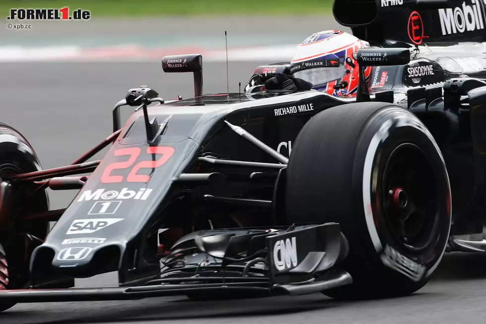 Foto zur News: Zudem setzt McLaren auf die Vorderräder gerichtete Kameras ein. Das kann zwei Gründe haben. Erstens könnte es sich um Wärmebildkameras handeln, die die Temperaturentwicklung im Reifen sichtbar machen. Oder zweitens um konventionelle Kameras, um die Verwindung der Reifen unter Belastung analysieren zu können.