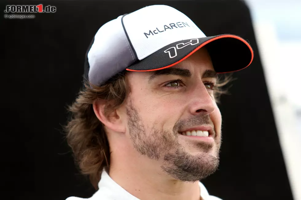 Foto zur News: Gute Miene zum bösen Spiel: Wie viel Demütigung kann Fernando Alonso (McLaren, #14) noch ertragen?