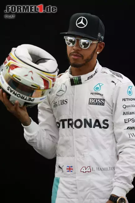 Foto zur News: &quot;Still I Rise&quot;: Weltmeister Lewis Hamilton (Mercedes, #44) wirkt wieder einmal gelangweilt und spielt mit seinem Helm herum, während die Fotografen hunderte Male auf den Auslöser drücken.