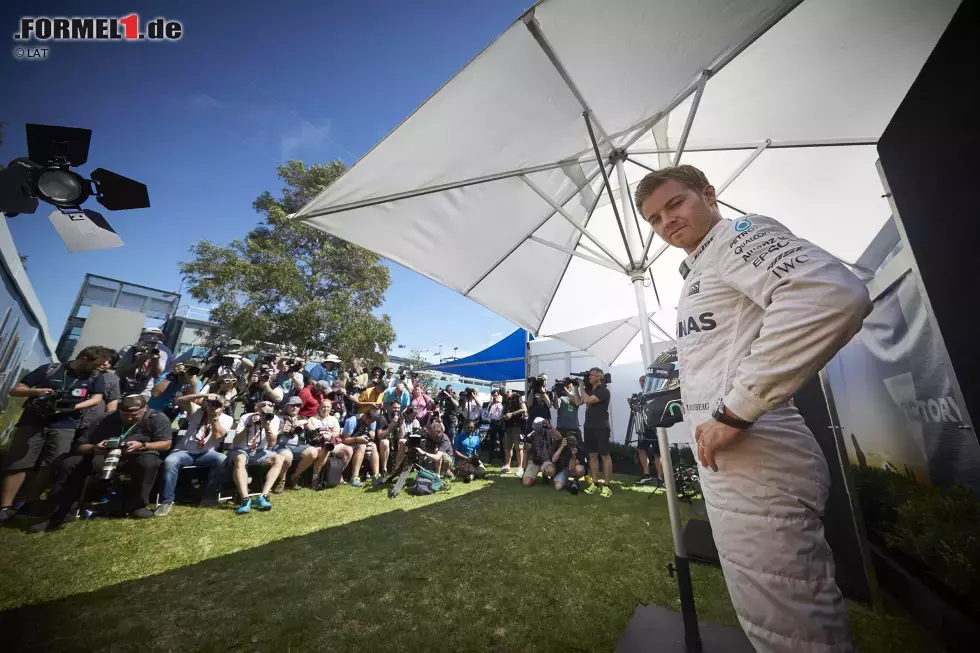 Foto zur News: Medienprofi durch und durch: Nico Rosberg (Mercedes, #6) tut genau das, was die Fotografen von ihm wollen.