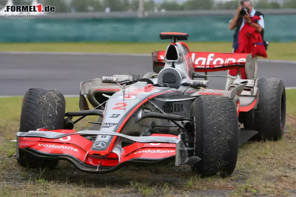 Foto zur News: Nur zweimal verpasste der Pole-Setter bisher das Podium in China. Vettel wurde 2010 Sechster und Hamilton schied 2007 in der Boxeneinfahrt aus.