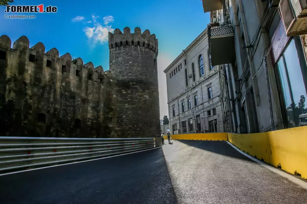 Foto zur News: Mit 6,003 Kilometern Länge ist der Baku City Circuit der zweitlängste im aktuellen Formel-1-Kalender. Er ist rund einen Kilometer kürzer als Spa und gut 100 Meter länger als Silverstone.