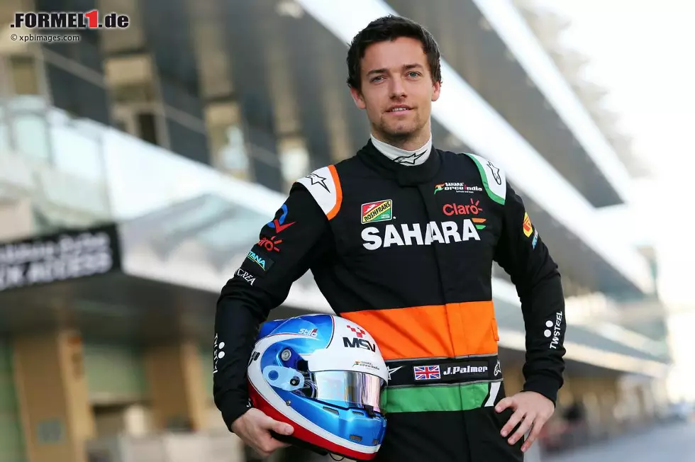 Foto zur News: Palmer testete Ende 2014 in Abu Dhabi für Force India, und gewann in dem Jahr den GP2-Titel. Im vergangenen Jahr wechselte er zu Lotus, wo er als Test- und Reservefahrer an 13 Trainings teilnahm. Später bekam er das Cockpit für 2016 beim Team zugesprochen, das nun Renault heißt.