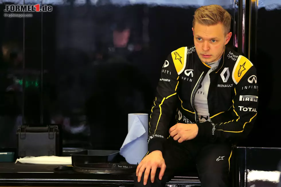 Foto zur News: Derweil kehrt Kevin Magnussen mit Renault zurück. Nach diversen Tests für McLaren seit 2012 debütierte er für das britische Team in Melbourne 2014 und konnte dabei sofort einen zweiten Platz einfahren. Durch die Verpflichtung von Fernando Alonso rückte er 2015 in die Reserverolle.