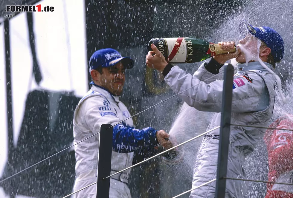 Foto zur News: Magnussen ist nicht der einzige Fahrer, der seinen ersten Podestplatz in Australien holte. Philippe Streiff (1985) und Gianni Morbidelli (1995) gelang das erste Mal in Adelaide, Jacques Villeneuve (1996), Kimi Räikkönen (2002), Lewis Hamilton (2007), Nico Rosberg (2008) und Witali Petrow (2011) schafften dies ebenfalls in Melbourne.