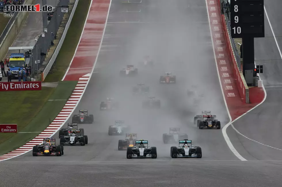 Foto zur News: Vettel ist auch der einzige Fahrer, der auf dem CoTA von der Pole-Position aus gewonnen hat. Hamilton stand bei seinen drei Siegen jeweils auf Startplatz zwei.