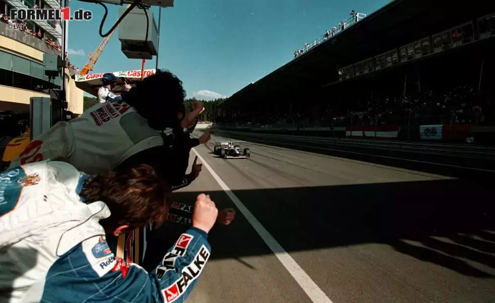 Foto zur News: Bei bisher neun Rennen auf dem aktuellen Layout konnte nur dreimal der Pole-Mann gewinnen: Jacques Villeneuve (Foto: 1997), Mika Häkkinen (2000) und Michael Schumacher (2003). Nico Rosberg holte seine Siege von den Startplätzen drei (2014) und zwei (2015).