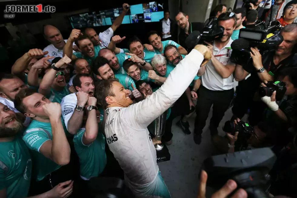 Foto zur News: Beim Großen Preis von China holte Nico Rosberg seinen zehnten Sieg von der Pole-Position aus. Bei diesem Erfolg ist er mit Mika Häkkinen geteilter Zehnter. Die Liste wird von Michael Schumacher getoppt, der 40 Mal von Startplatz eins gewann.