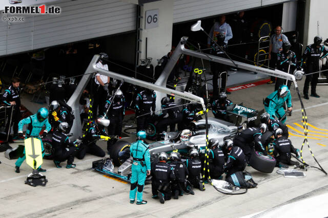 Foto zur News: Trotzdem läuft das Rennen für ihn: Auch weil bei Hamiltons Boxenstopp ein Hinterrad klemmt, kommt dieser 2,5 Sekunden hinter Rosberg wieder auf die Strecke. Die Ferraris, die noch nicht an der Box waren, haben kurzzeitig eine Doppelführung: Räikkönen 5,5 Sekunden vor Sebastian Vettel.