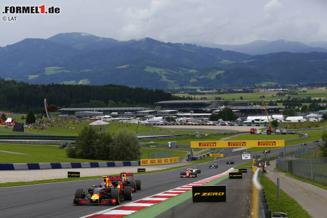 Foto zur News: Räikkönen wechselt in Runde 22 - und kommt hinter den beiden Red Bulls wieder auf die Strecke. Ferrari scheint der Grand Prix von Österreich in dieser Phase aus der Hand zu gleiten, ...