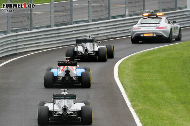 Foto zur News: Safety-Car-Fahrer Bernd Mayländer sammelt das Feld ein und führt es wegen der bei Start und Ziel liegenden Wrackteile durch die Boxengasse. Rosberg fährt über eines der Teile, doch abgesehen von einem besorgten Funkspruch hat das keine Auswirkungen.