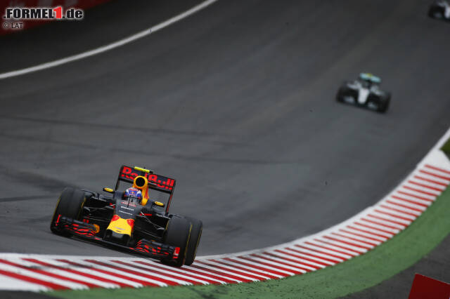 Foto zur News: Mercedes schenkt Hamilton beim zweiten Boxenstopp den "Undercut", wegen eines Fehlers beim Rausfahren aus der Box bleibt er trotzdem hinter Rosberg. In Führung liegt plötzlich Verstappen, bei dem keiner auf der Rechnung hatte, dass er wie beim Sieg in Barcelona bis zum Ende durchfahren könnte.