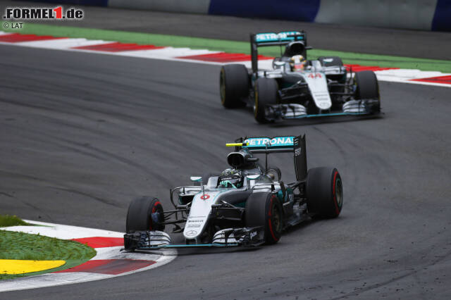 Foto zur News: ... vermeintlich deshalb, weil Hamilton gegen Rosberg noch längst nicht aufsteckt. Was die Zuschauer zunächst nicht sehen können: Bei Rosberg fällt in der vorletzten Runde das elektronische Bremssystem aus. Da ist Hamilton schon in der DRS-Sekunde.