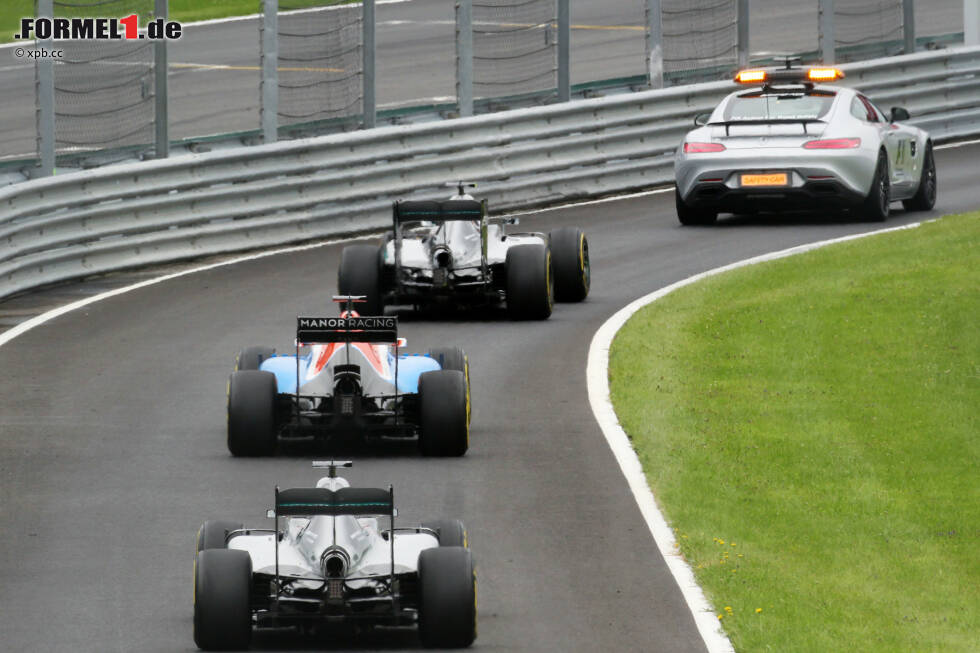 Foto zur News: Safety-Car-Fahrer Bernd Mayländer sammelt das Feld ein und führt es wegen der bei Start und Ziel liegenden Wrackteile durch die Boxengasse. Rosberg fährt über eines der Teile, doch abgesehen von einem besorgten Funkspruch hat das keine Auswirkungen.