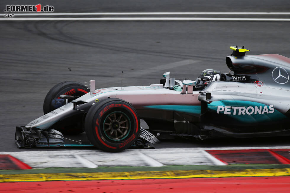 Foto zur News: In der letzten Runde attackiert Hamilton, und weil Rosberg nicht nachgibt, kommt es zur Kollision! Hamilton zieht unter Gelb am beschädigten Rosberg-Mercedes vorbei (legal) und gewinnt. Rosberg rettet sich als Vierter ins Ziel - und bleibt nach Zehn-Sekunden-Strafe (Verursachen einer Kollision) und Verwarnung Vierter.