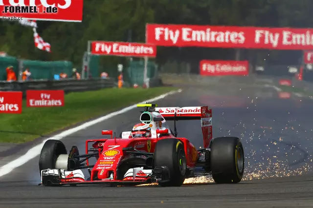 Foto zur News: Die Anfangsphase ist turbulent: Räikkönen humpelt mit Reifenschaden an die Box zurück, wo sich sein Ferrari gleich mal entzündet. Er kann trotzdem weiterfahren.