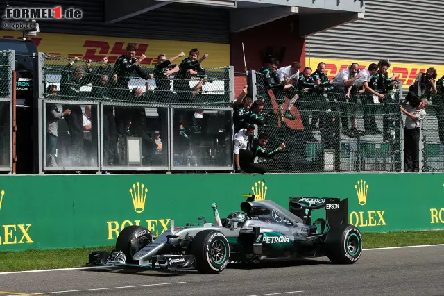 Foto zur News: Rosberg gewinnt am Ende ungefährdet, 14,1 Sekunden vor Ricciardo, 27,6 vor Hamilton. Ricciardo fällt dazu nur ein Wort ein: "Cruising." Er weiß, dass Mercedes weiterhin unantastbar ist. Insgesamt sehen 17 Fahrer die Zielflagge. Darunter Rookie Ocon, aber nicht Wehrlein: Kollision mit Jenson Button in der ersten Runde.