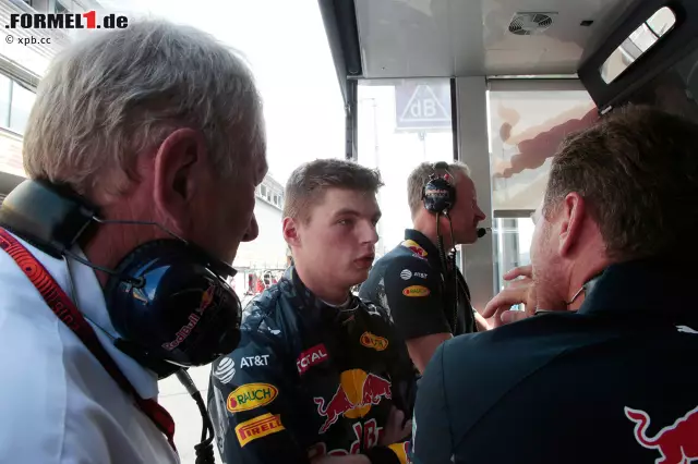 Foto zur News: Als "übermotiviert" beschreiben viele die Vorstellung von Verstappen beim "halben Heimrennen". Gerade vor eigenem Publikum unter Druck zu versagen, das ist 2016 schon einem anderen Red-Bull-Fahrer passiert (Daniil Kwjat). Aber im Gegensatz zum Russen muss Verstappen keine Degradierung befürchten.