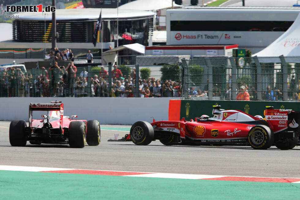 Foto zur News: Ferrari ist ohnehin genug gestraft: Beide fallen weit zurück und müssen am Ende der ersten Runde an die Box kommen, um weiterfahren zu können. Dass dabei noch die Plätze sechs und neun herausspringen, ist &quot;Schadensbegrenzung&quot;, wie Vettel nach dem Rennen feststellt.