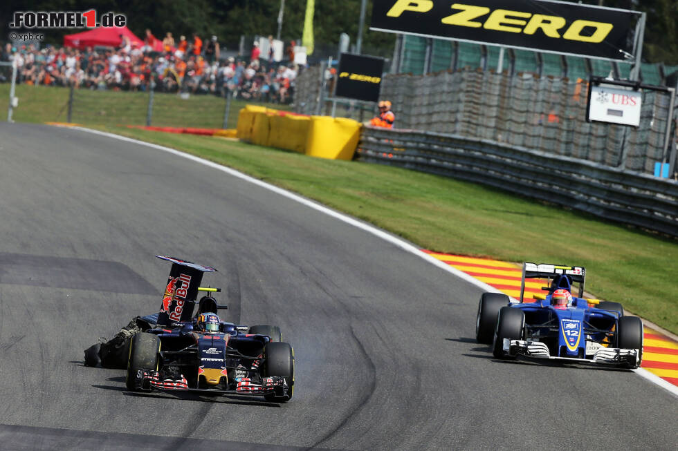 Foto zur News: Und Carlos Sainz schlitzt sich auf Trümmern in der zweiten Runde seinen rechten Hinterreifen auf. Er schafft es nicht mehr an die Box zurück, probiert es aber trotzdem. Das bringt ihm scharfe Kritik von Niki Lauda ein: &quot;Du kannst doch nicht mit so einem Kübel, der nichts mehr dran hat, so lange auf der Rennstrecke herumfahren!&quot;