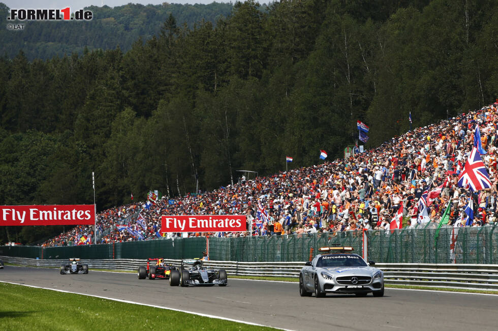 Foto zur News: Schrecksekunde in der sechsten Runde: Kevin Magnussen übersteuert durch Eau Rouge und verliert die Kontrolle, steigt dann zum Glück selbst aus dem Renault aus. Der Däne wird mit einer Knöchelverletzung ins Krankenhaus gebracht, gibt aber Entwarnung: Der Start in einer Woche in Monza ist nicht gefährdet.