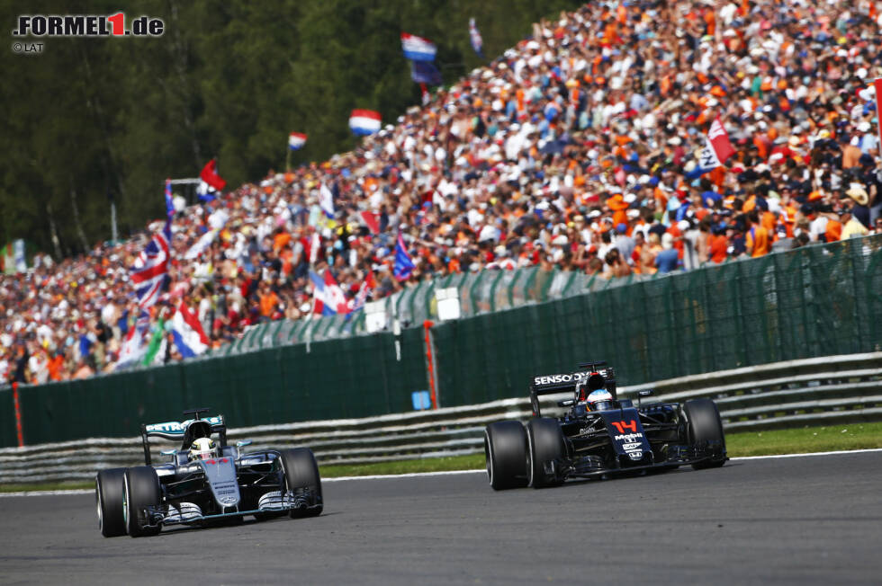 Foto zur News: Von der Safety-Car-Phase samt anschließendem Rennabbruch (um die Reifenstapel zu reparieren) profitiert Hamilton am meisten, der gemeinsam mit Alonso aus der letzten Reihe gestartet und inzwischen schon Fünfter ist. Praktisch: Bei der Gelegenheit kann er unter Rot gleich Reifen wechseln. Das geht 2017 nicht mehr.