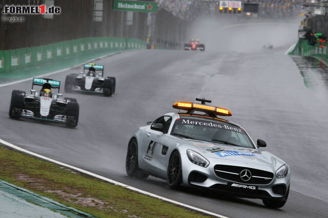 Foto zur News: Sieben Runden lang rollt das Formel-1-Feld zunächst beschaulich hinter dem Safety-Car. Rosberg verschläft den "Restart" gegen Hamilton, der vom ersten Moment an demonstriert: Gegen mich gibt's heute nix zu holen!