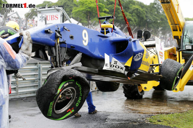 Foto zur News: Mit einem Dreher von Sebastian Vettel (von P5 auf P11) bahnt sich erstes Unheil an. In der zwölften Runde crasht Marcus Ericsson direkt am Boxeneingang: Aquaplaning. Das Safety-Car kommt auf die Strecke, die beiden Mercedes nutzen die Gelegenheit aber nicht für einen Boxenstopp.