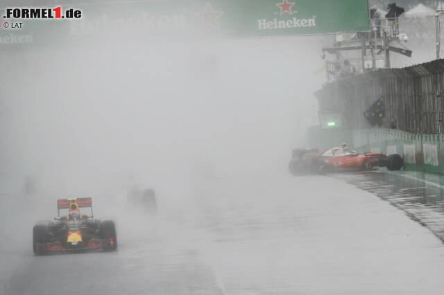 Foto zur News: Bernd Mayländer steht noch nicht einmal richtig, da gibt's schon den nächsten Crash: Räikkönen hat bei Start und Ziel Riesenglück, dass ihm nicht jemand ins Auto fährt. Räikkönen fliegt auf Full-Wets ab, was Reifenhersteller Pirelli Kritik einbringt. Denn Aquaplaning mit Full-Wets, finden viele, das geht nicht.