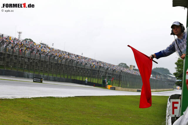 Foto zur News: Während der nächsten Safety-Car-Phase funkt Leader Hamilton: "Wir sollten loslegen, Charlie!" Aber der Ruf wird nicht erhört. Stattdessen bricht die Rennleitung mit roter Flagge ab. Das Publikum ist empört.